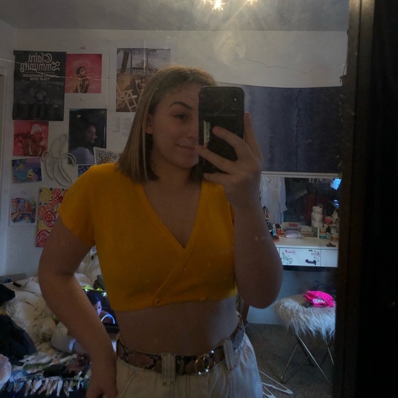 yellow button crop top - Picture 2 of 2